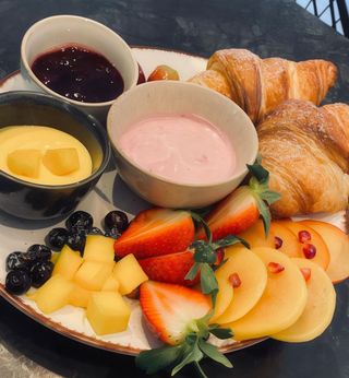 Croissant z borówkami i musem czekoladowym