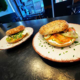 Bajgiel z łososiem i awokado