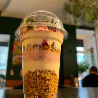 Granola z jogurtem naturalnym z mango