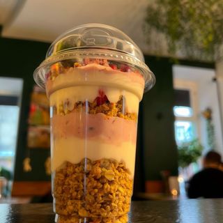 Granola z jogurtem naturalnym z mango