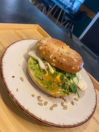 Bajgiel z pastą z awokado