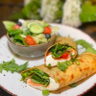 Naleśnik wytrawny z łososiem wędzonym 