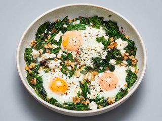 Szakszuka na szpinaku