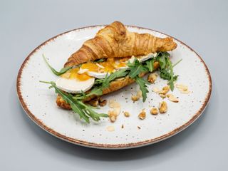 Croissant z kozim serem