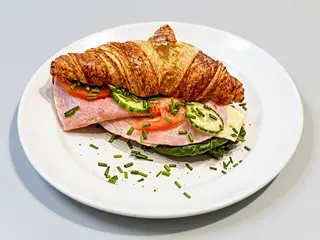 Croissant z szynką