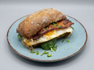 Ciabatta pełnoziarnista z jajkiem sadzonym bekonem i szpinakiem