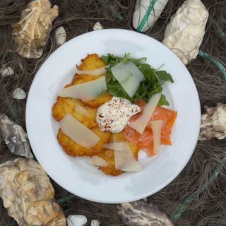 Placki ziemniaczane z łososem gravlax
