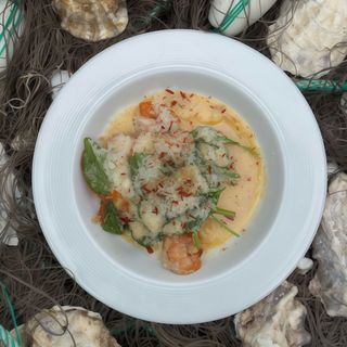 Grillowane awokado z pomidorkami i sosem orzechowym z krewetkami