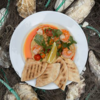 Nasz domowy hummus z pomidorami cherry i pitą z krewetkami