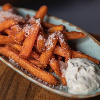 Frytki z batatów z białym sosem truflowym i parmezanem