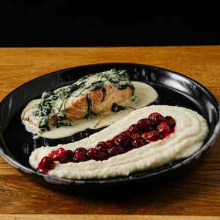 Stek z łososia z puree z selera