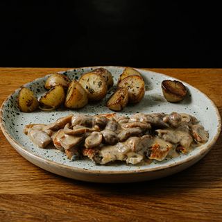 Filet z kurczaka sous vide w sosie grzybowym z ziemniakami 