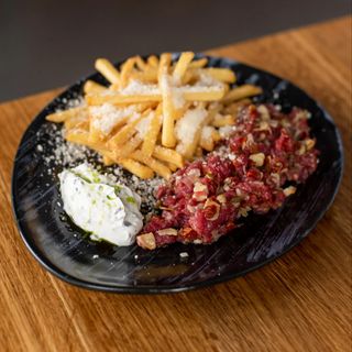 Tatar wołowy z frytkami