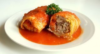 GOŁĄBEK W SOSIE POMIDOROWYM + ZIEMNIAKI + SURÓWKA