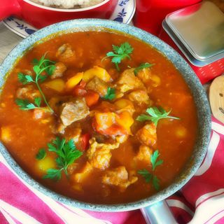 GULASZ PO WĘGIERSKU + ZIEMNIAKI + DODATEK