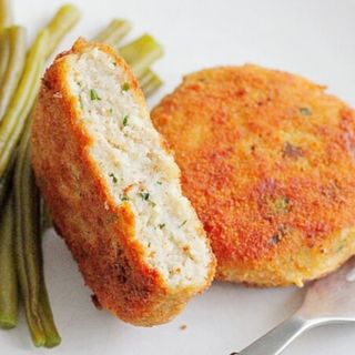 KOTLET RYBNY + ZIEMNIAKI + SURÓWKA