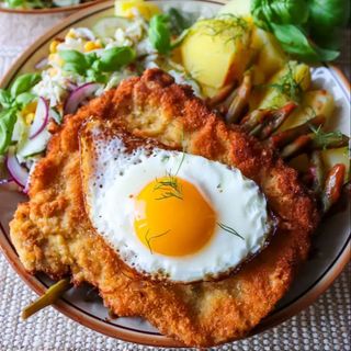 KOTLET SCHABOWY Z JAJKIEM SADZONYM 