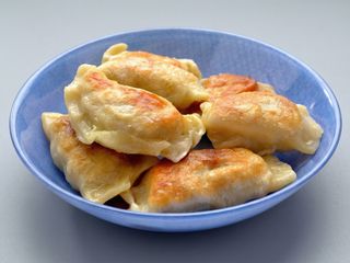 PIEROGI RUSKIE W CHRUPIĄCEJ SKÓRCE 6 SZT 