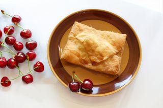 Ciasto francuskie z wiśnią