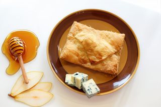 Ciasto francuskie z ser blue gruszka i miod