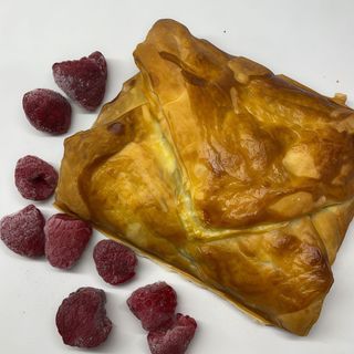 Ciastko francuskie z malinami