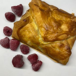 Ciastko francuskie z malinami i czekoladą