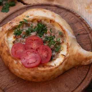 Chaczapuri po adżarsku z cielęciną