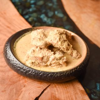 Kurczak Tabaka w sosie orzechowo-czosnkowym