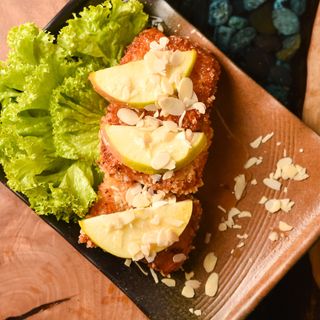 Smażone suluguni z migdałami i pigwą