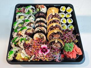 Zestaw z surowymi rybami. 30 kawałków