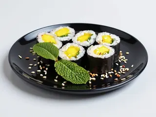 Hosomaki z mango i miętą