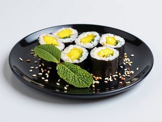 Hosomaki z mango i miętą