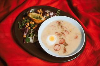 Żurek z gniecionymi ziemniakami i jajkiem 