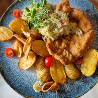 Schabowy z ziemniakami pieczonymi i kapustą zasmażaną