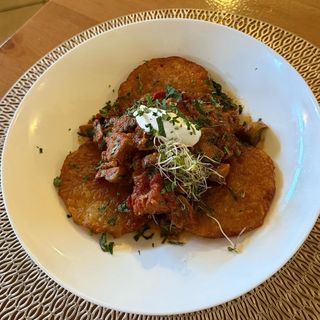 Placki po węgiersku z gulaszem