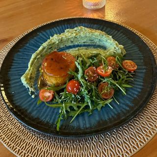 Medalion z łososia w sosie pomarańczowym z puree szpinakowym, sałatka z rukolą