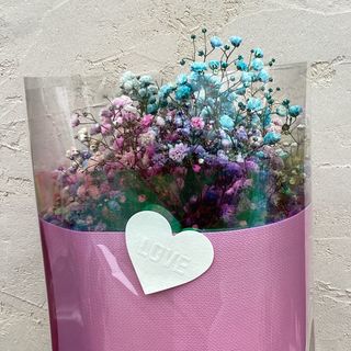 Bukiet kolorowej gipsówki w opakowaniu