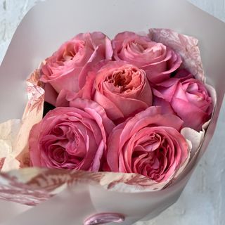 Bukiet piwoniowych róż w dekoracyjnym opakowaniu