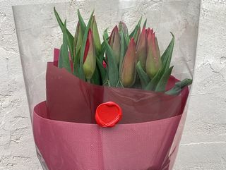 Walentynkowy bukiet 11 czerwonych tulipanów w ozdobnym opakowaniu