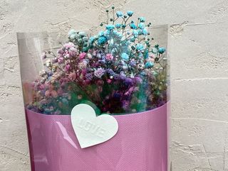 Bukiet kolorowej gipsówki w ozdobnym opakowaniu