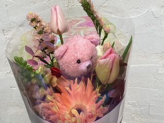 Walentynkowy bukiet z misiem w ozdobnym opakowaniu