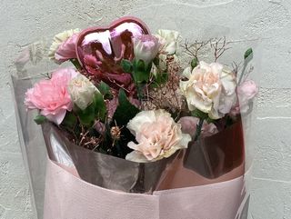 Walentynkowy bukiet z goździków w ozdobnym opakowaniu