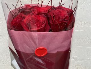 Walentynkowy bukiet 7 róż w ozdobnym opakowaniu