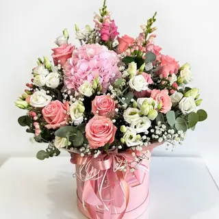 Duży Flowerbox Odette z kwiatów w tonacji różowo-białej