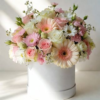 Flowerbox Lydia z kwiatów w tonacji biało-różowej