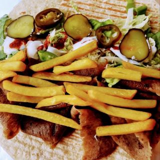 Kebab w cieście z frytkami