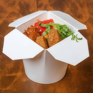 Falafel w cienkim cieście box