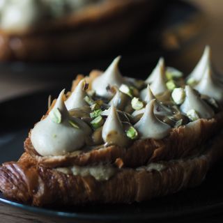 Croissant crumble cookie pistacja