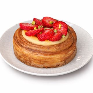 Tarta z truskawkami i kremem patisserie
