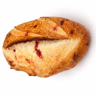 Chleb pszenny z burakiem, czarnuszką i serem camembert